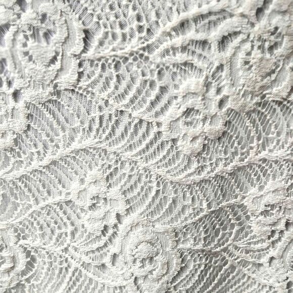 LEO & NICOLE White  Top With Short lace Sleeves  And A  Lace Overlay Size M - Picture 5 of 15